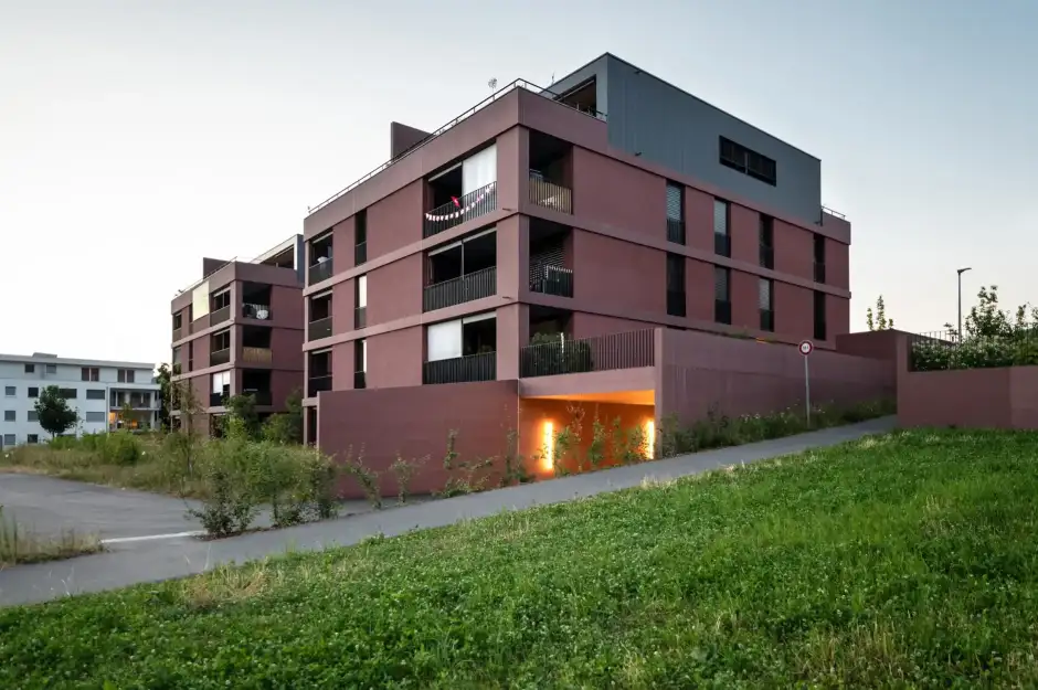 F89 Foto Aussen Einfahrt Einstellhalle