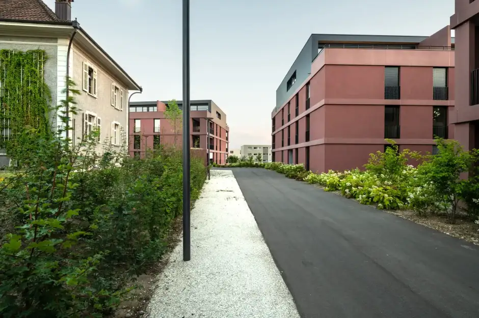 F89 Foto Aussen Erschliessung 01