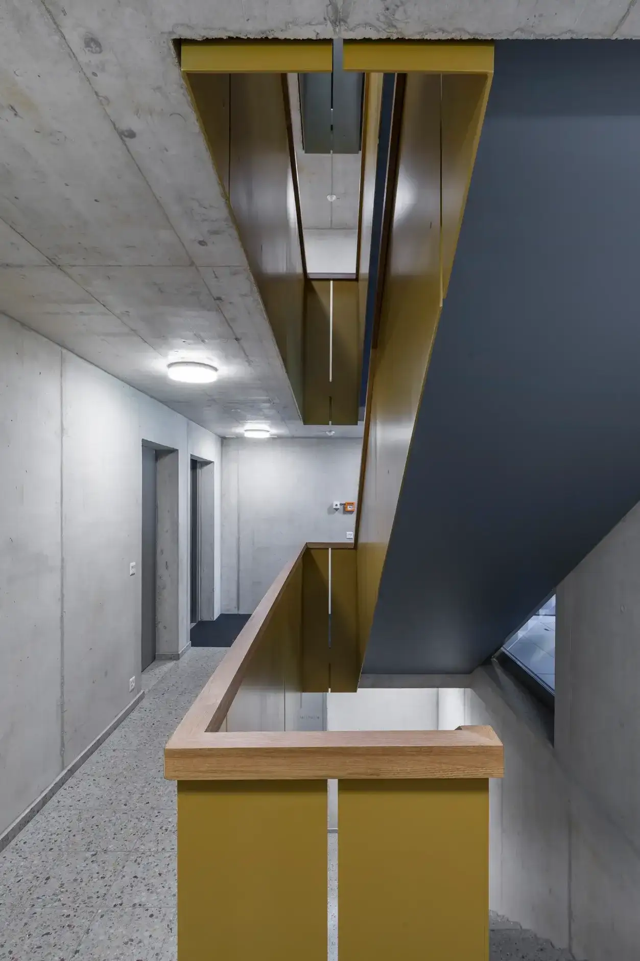 F91 Foto Innen Treppenhaus 02