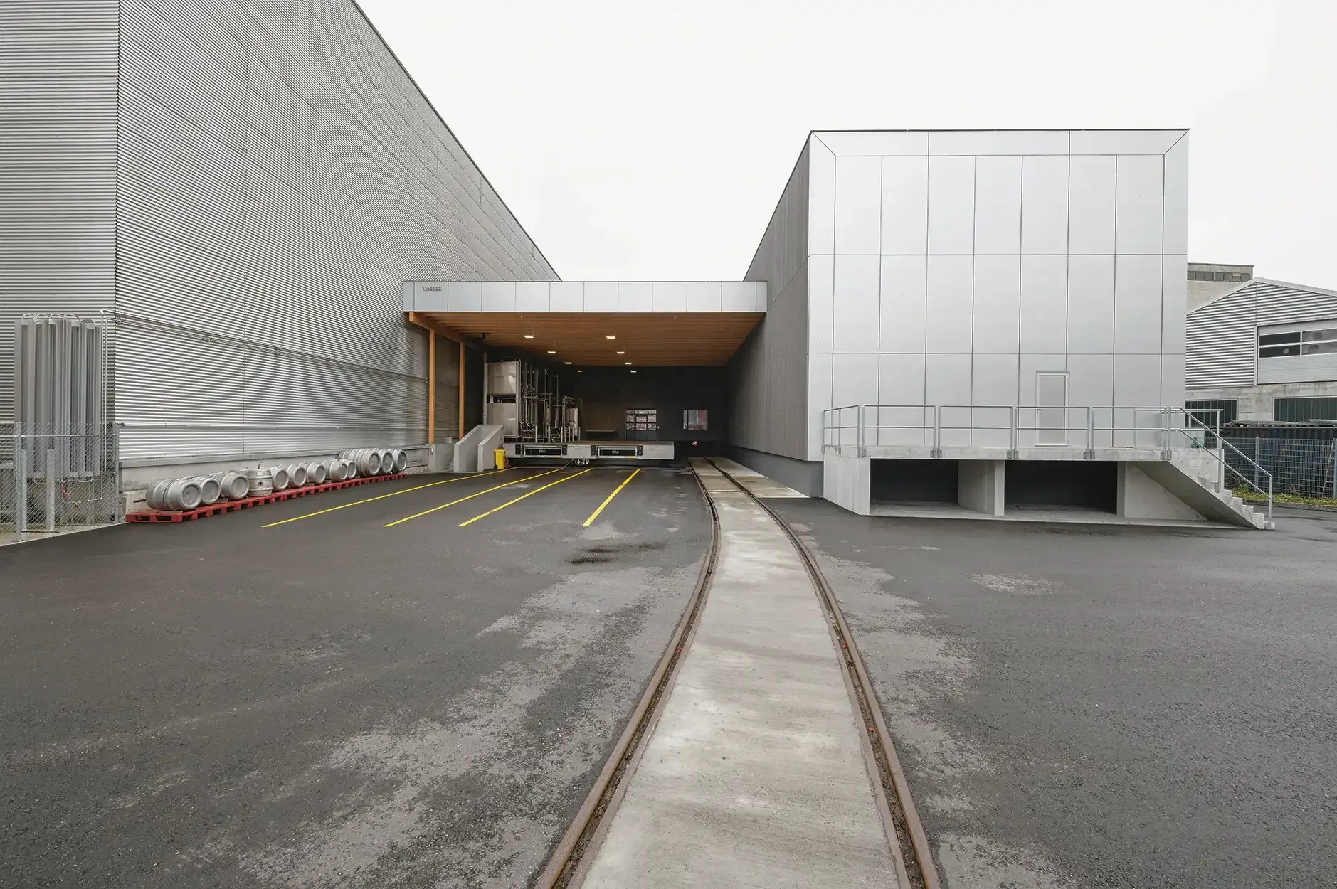 F97 Foto Aussen Anlieferung