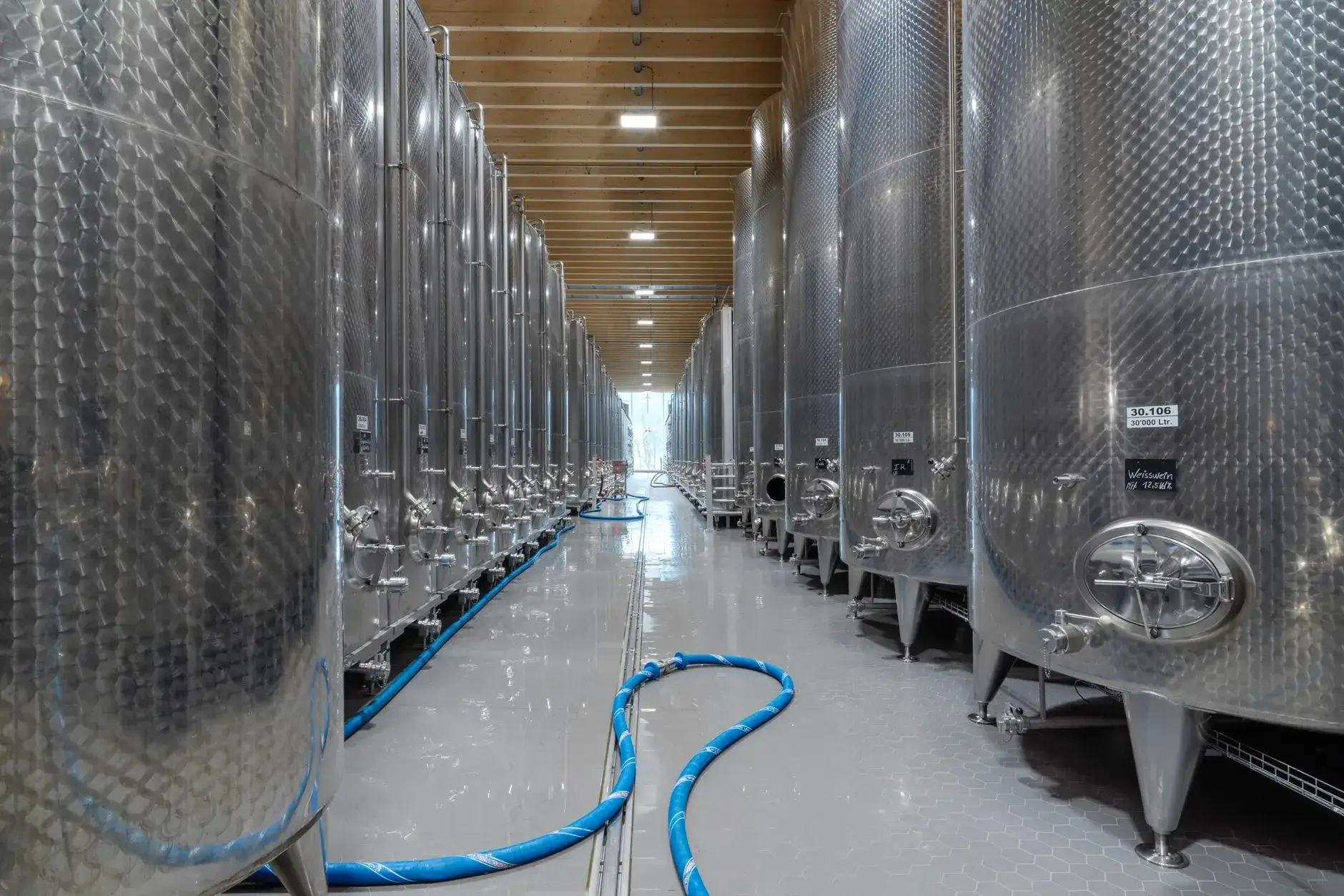 F97 Foto Innen Tanklager