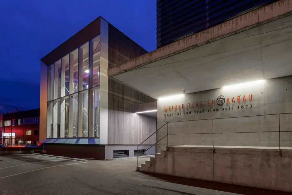 F97 Foto Aussen Eingang Nacht