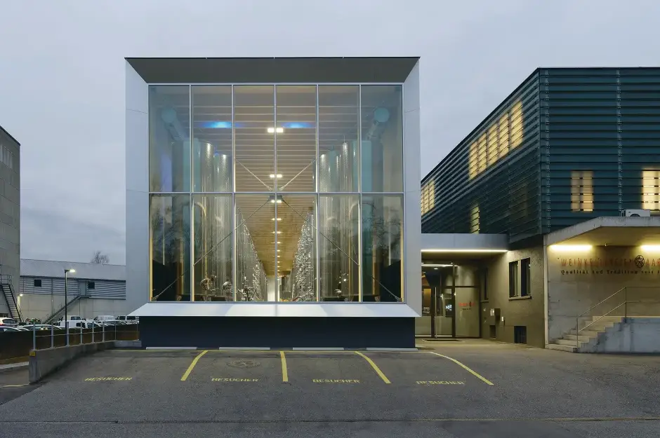 F97 Foto Aussen Fassade Fensterfront