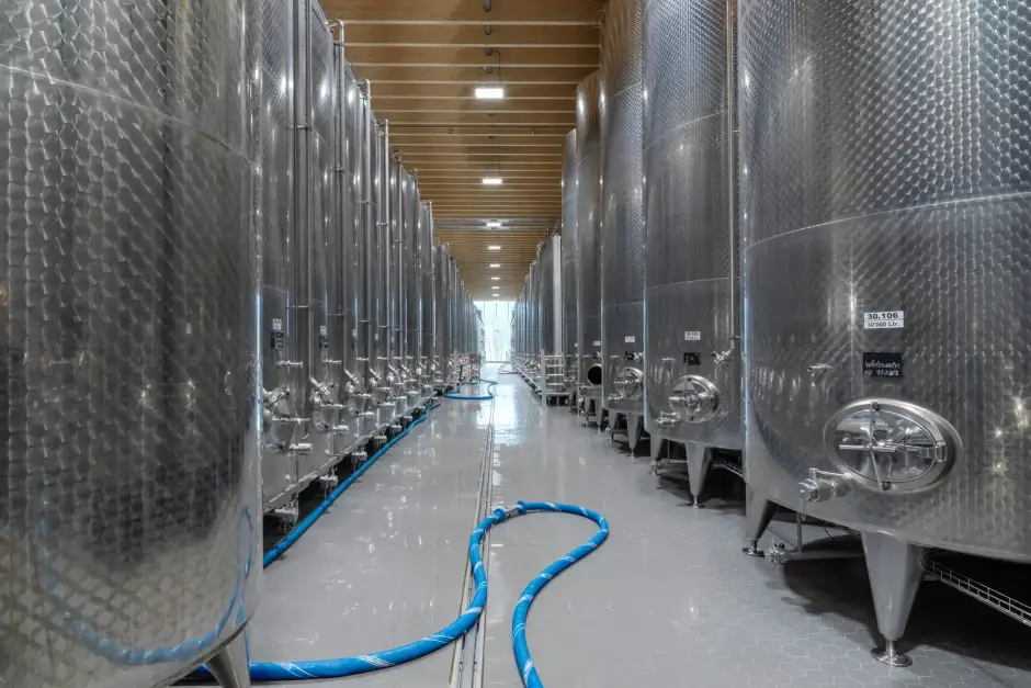 F97 Foto Innen Tanklager