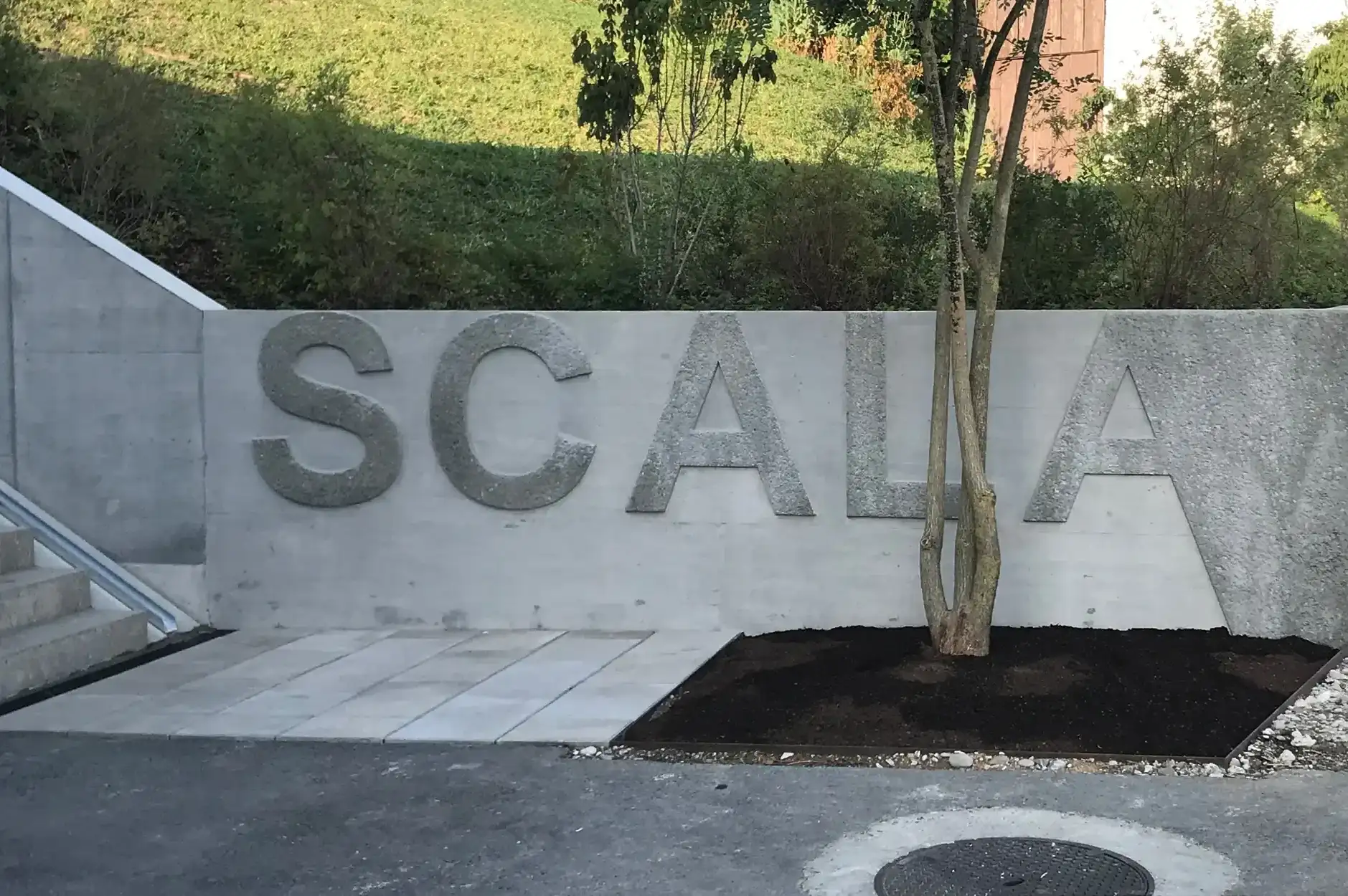 F98 Foto Aussen Scala Logo