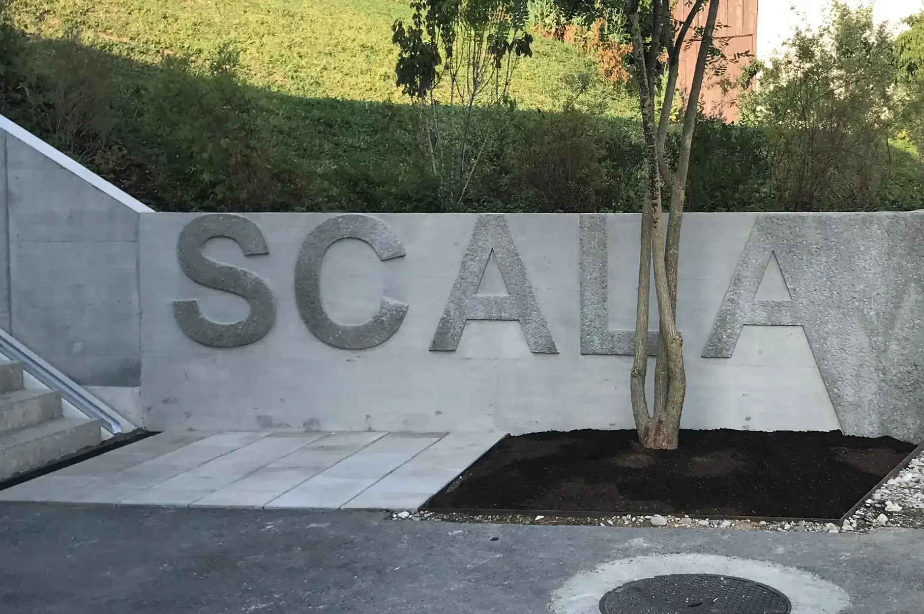 F98 Foto Aussen Scala Logo
