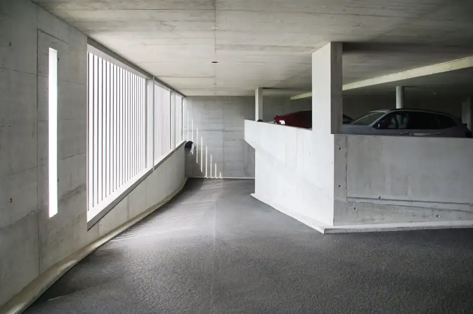 F98 Foto Innen Garage 1