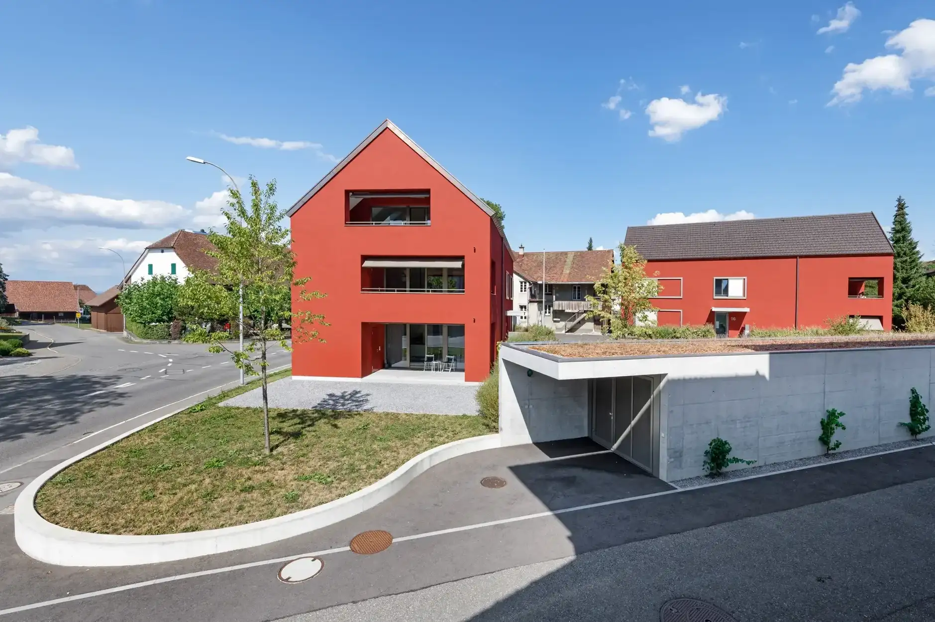 G06 Foto Aussen Einfahrt Einstellhalle