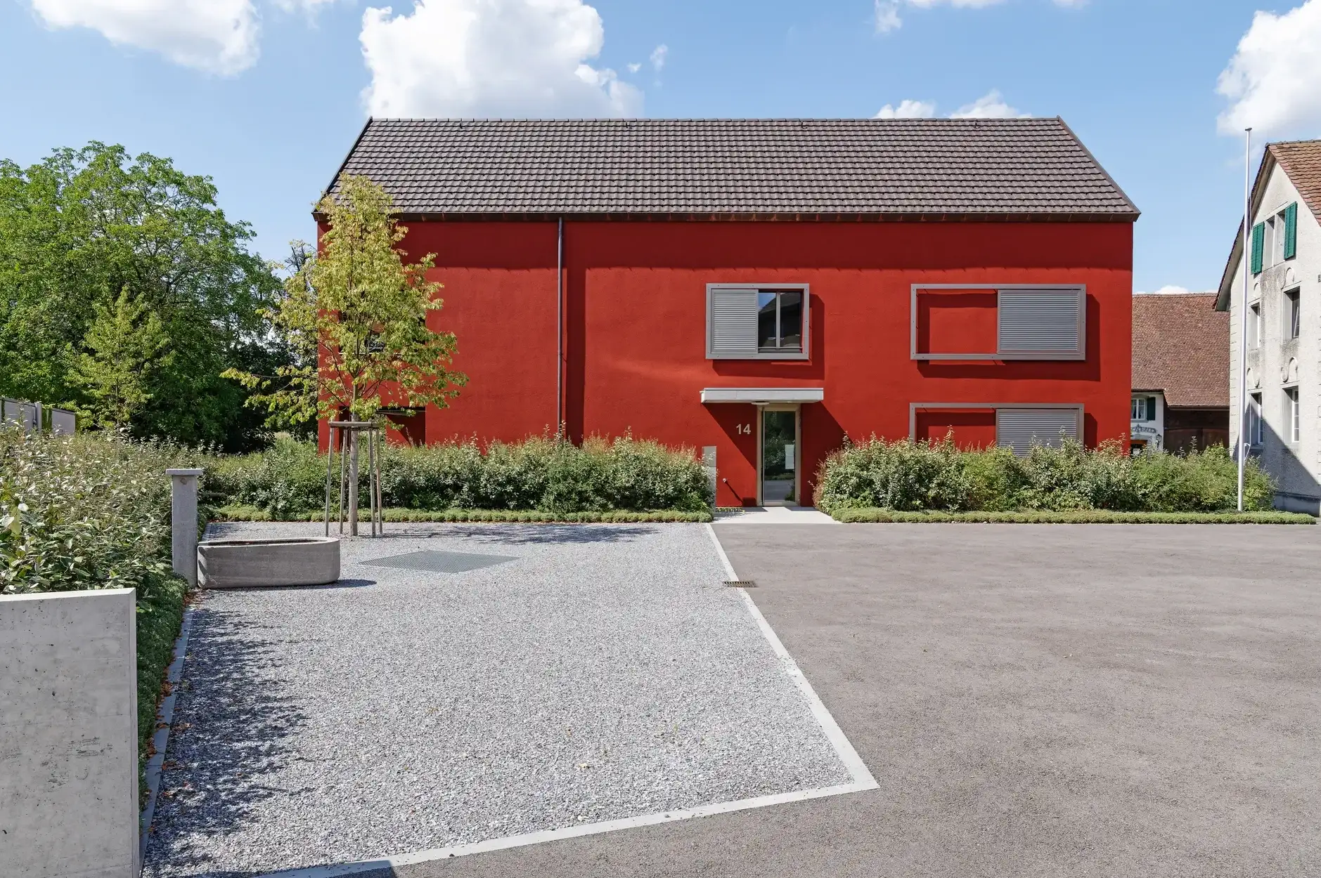 G06 Foto Aussen Kiesplatz Brunnen