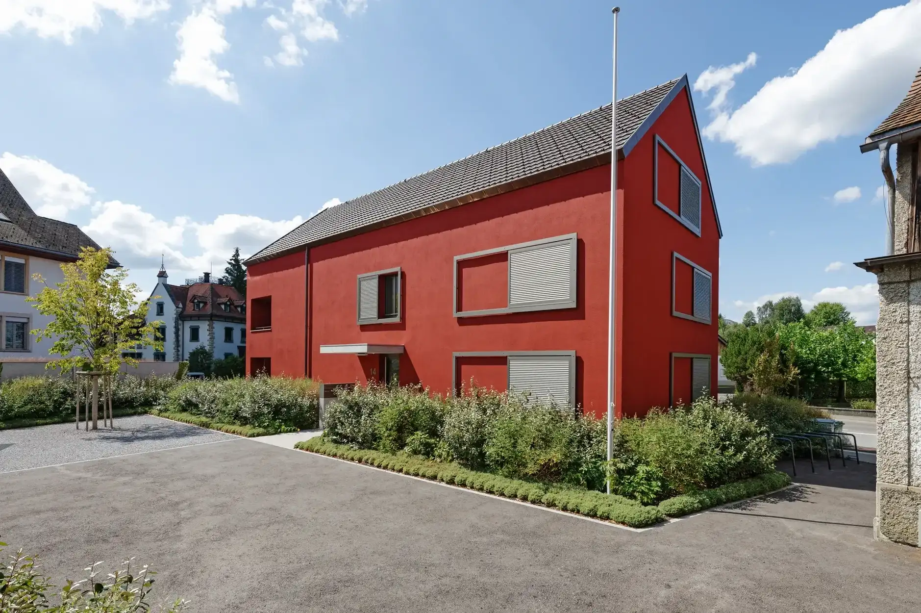 G06 Foto Aussen Platz Eingang