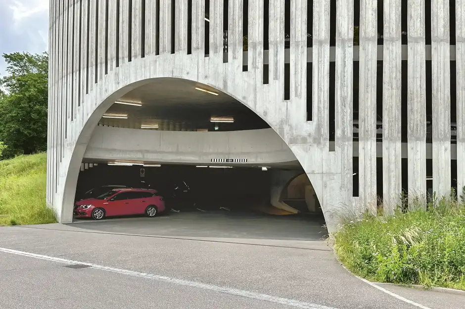 G11 Foto Aussen Parkhaus Einfahrt 01