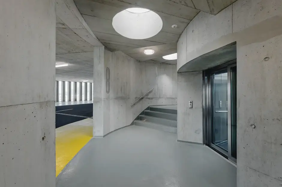 G11 Foto Innen Kern Aufzug Treppenhaus 01