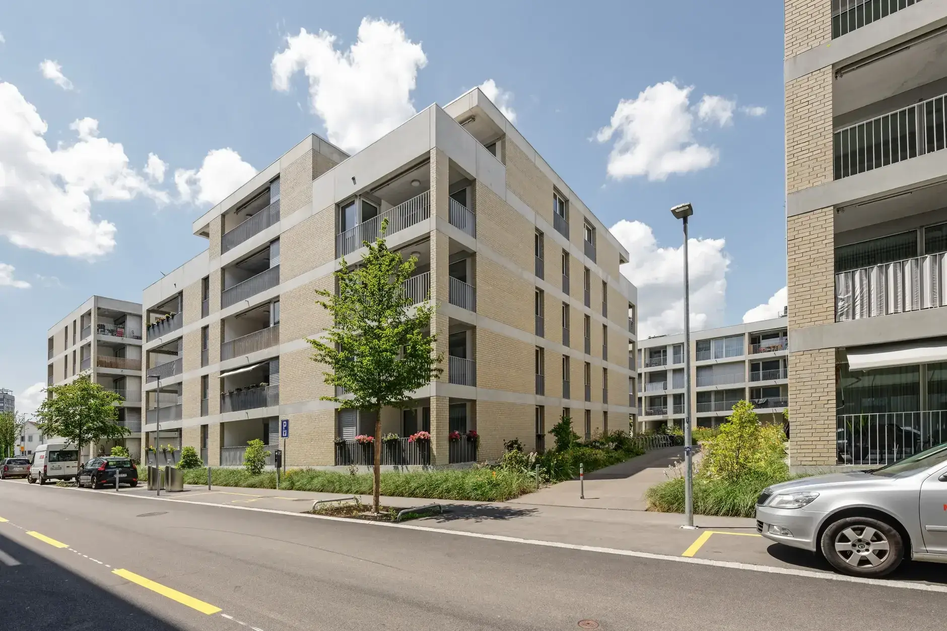 G19 Foto Aussen Strasse Bahnhof 01