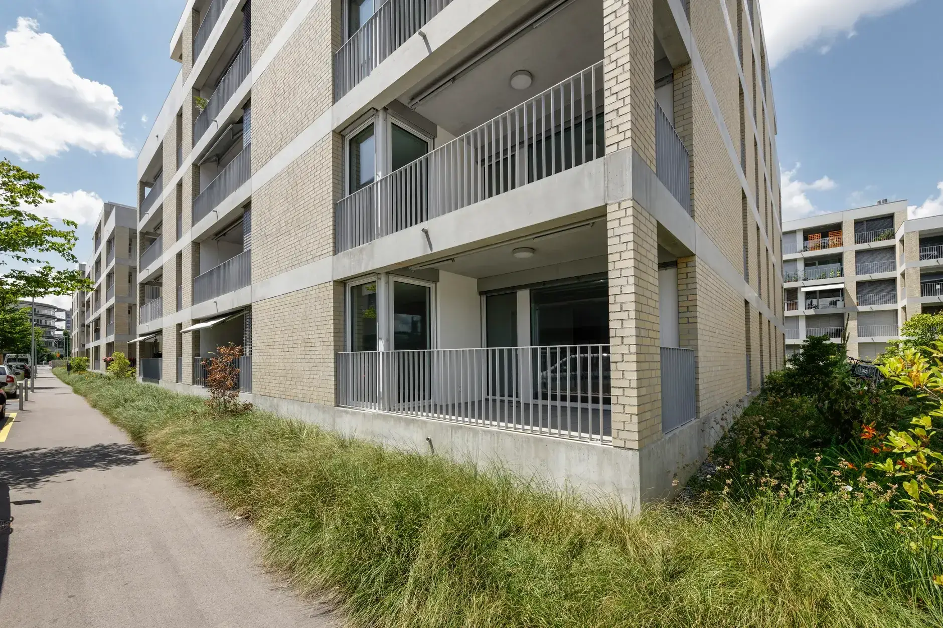G19 Foto Aussen Strasse Bahnhof 02
