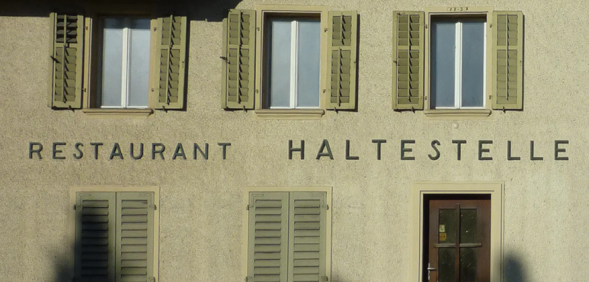G20 Foto Aussen Fassade Haltestelle Header