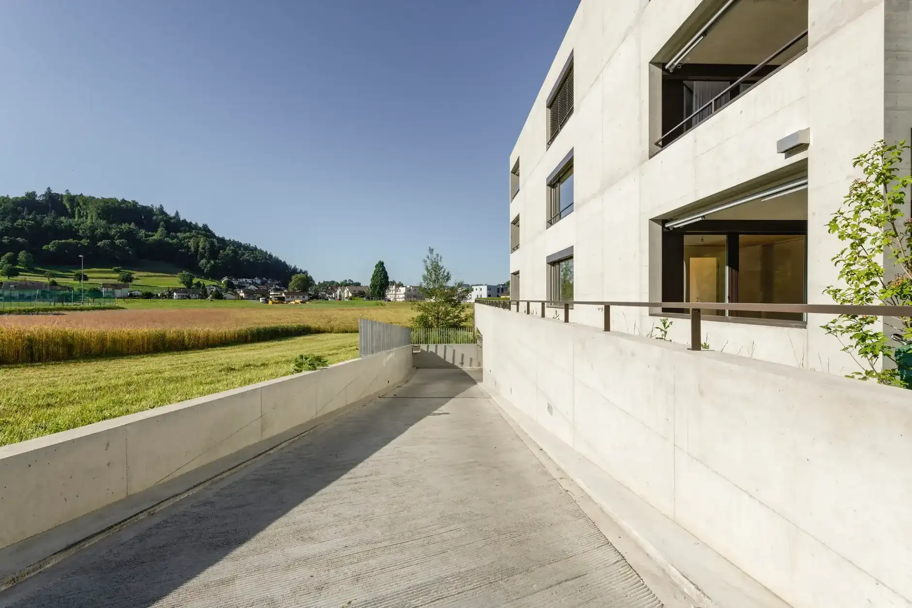 G40 Foto Aussen Einfahrt Einstellhalle 02