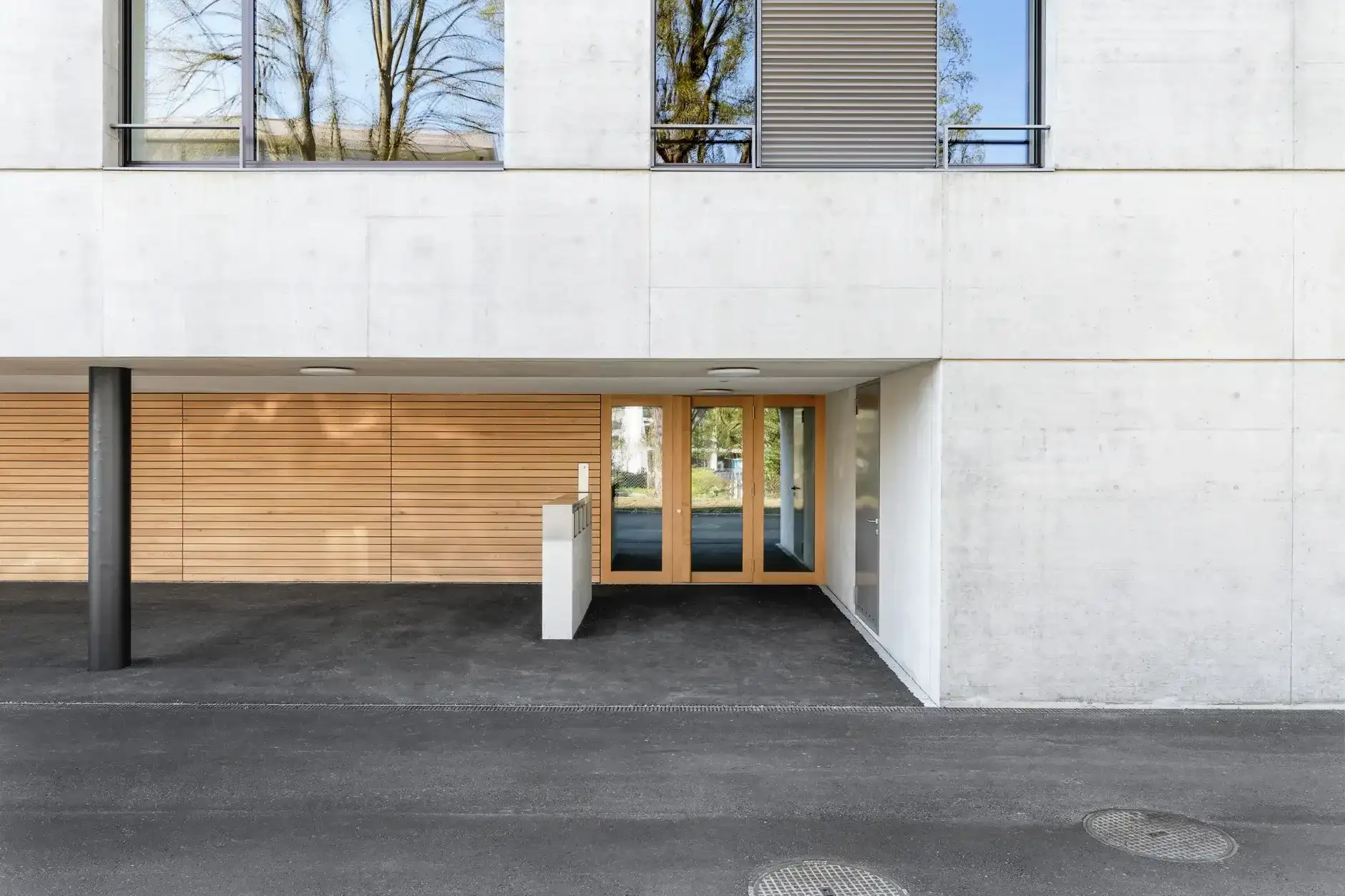 G57 Foto Aussen Eingang 01