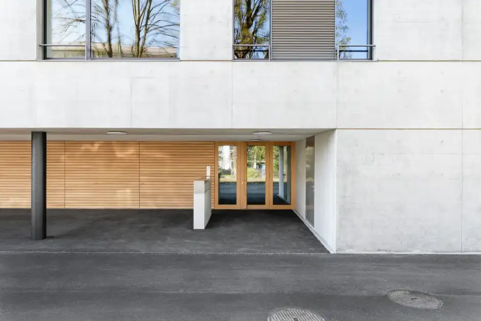 G57 Foto Aussen Eingang 01