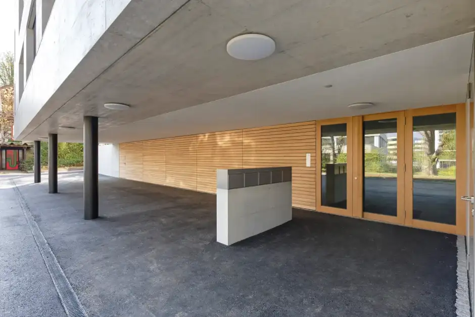 G57 Foto Aussen Eingang 02