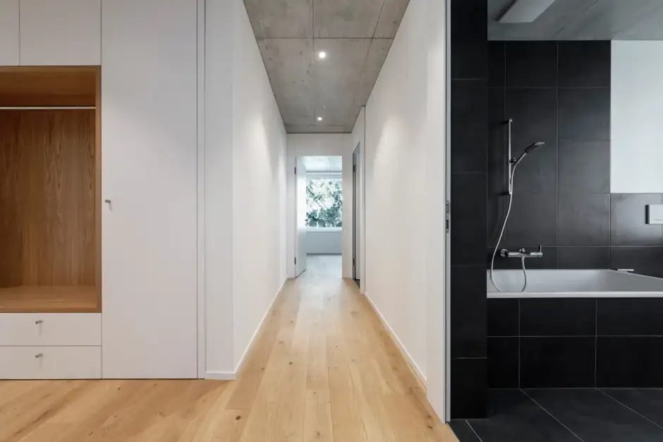 G57 Foto Innen Korridor Nasszelle