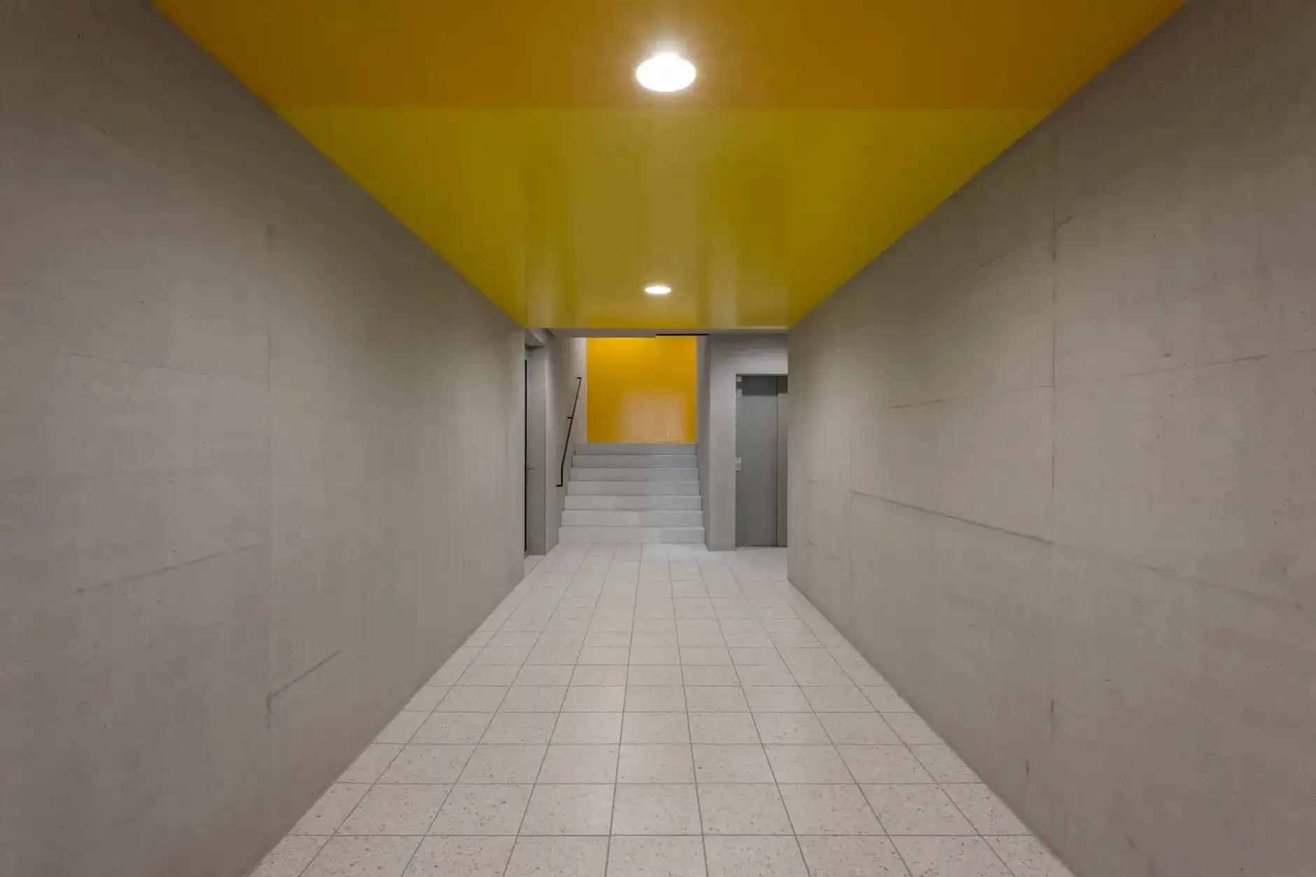 G62 Foto Innen Korridor Gelb