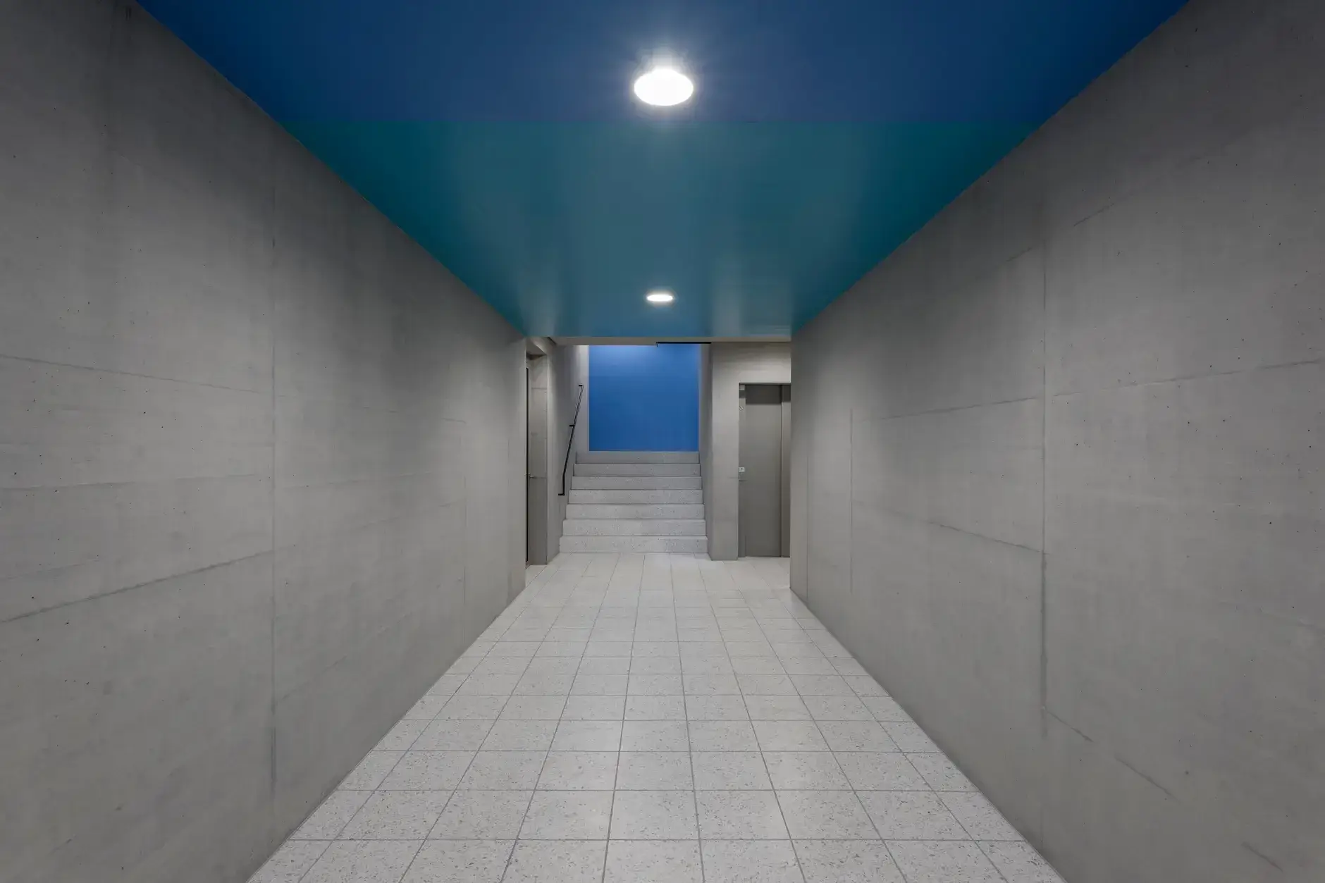 G62 Foto Innen Korridor Blau