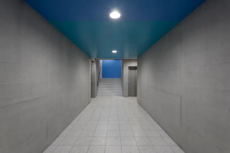 G62 Foto Innen Korridor Blau