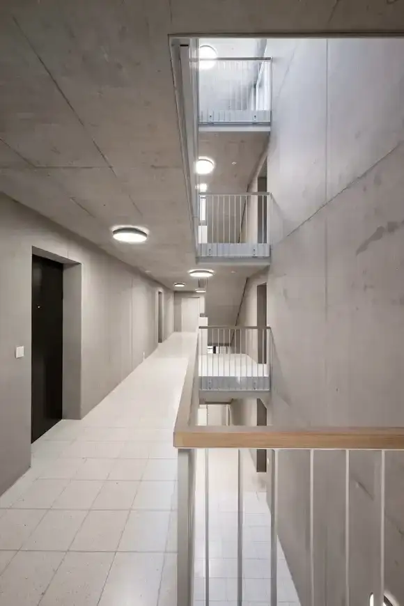 G74 Foto Innen Treppenhaus 04