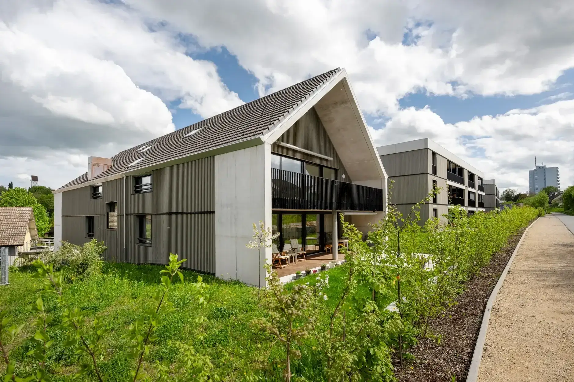 G74 Foto Aussen Garten Satteldach