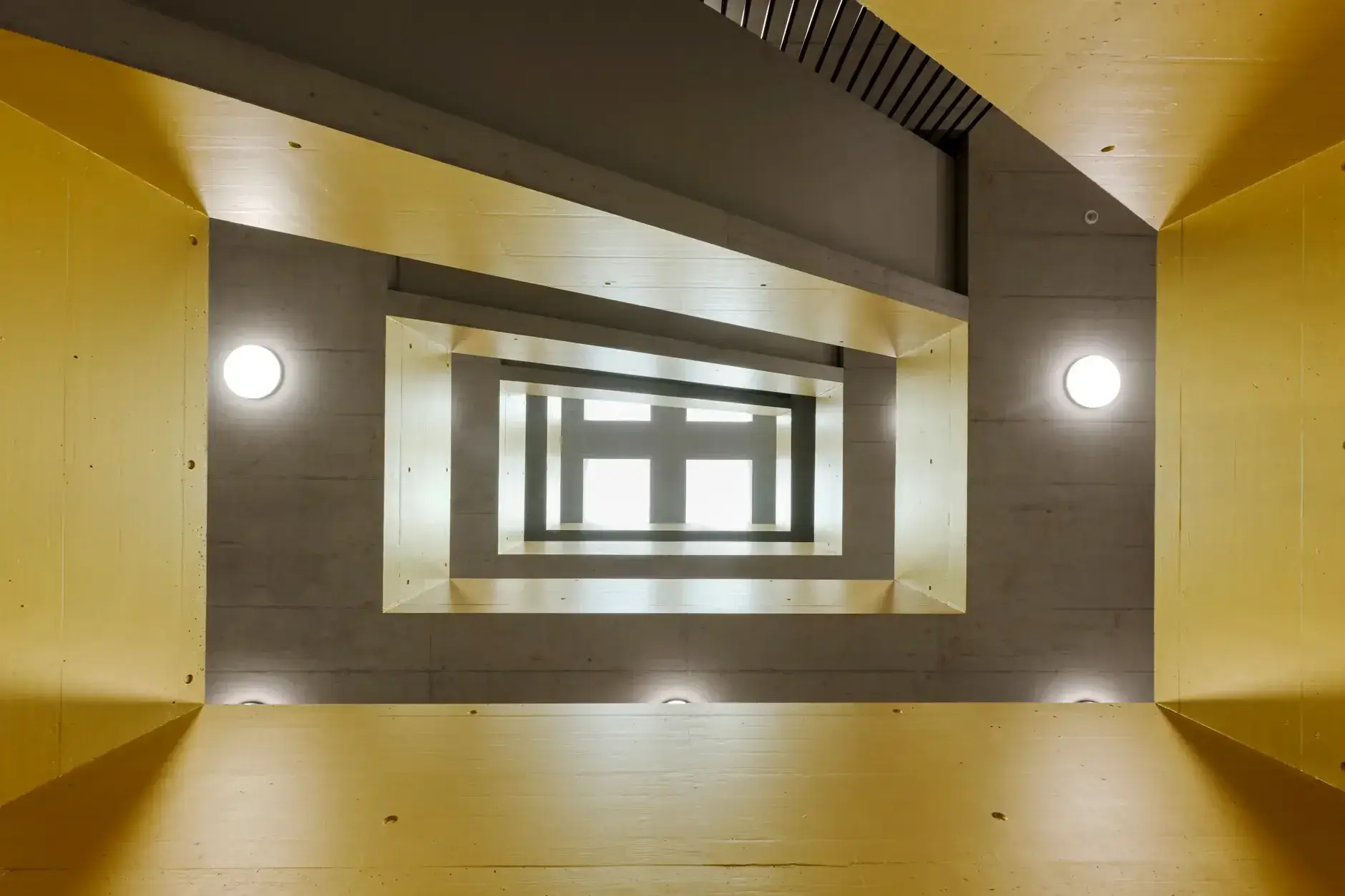 G83 Foto Innen Treppenauge