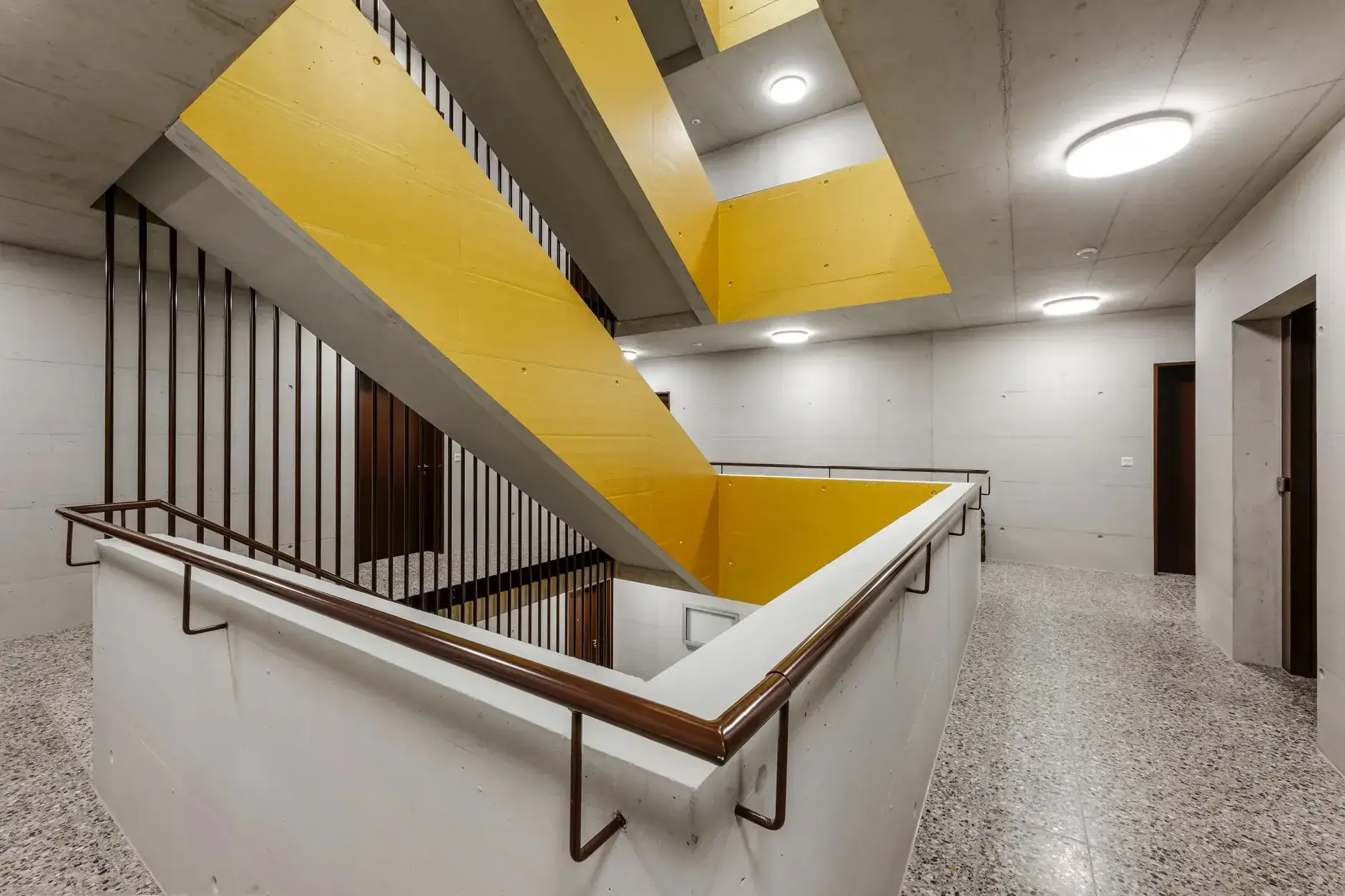 G83 Foto Innen Treppenhaus 02