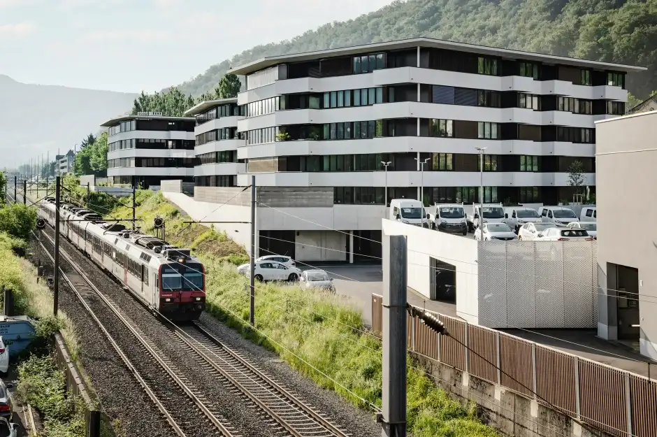 G83 Foto Aussen Gleise