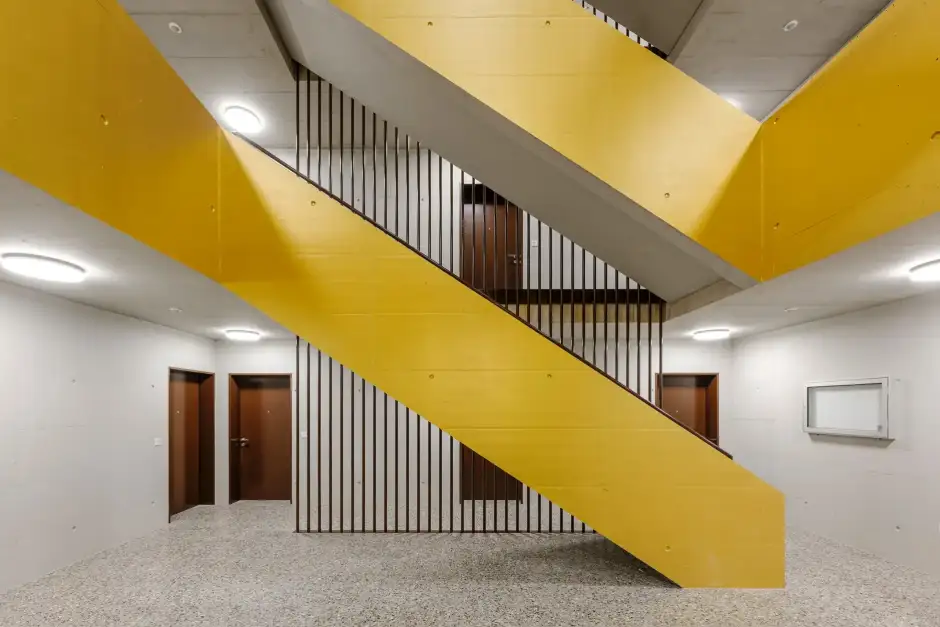 G83 Foto Innen Treppenhaus 01