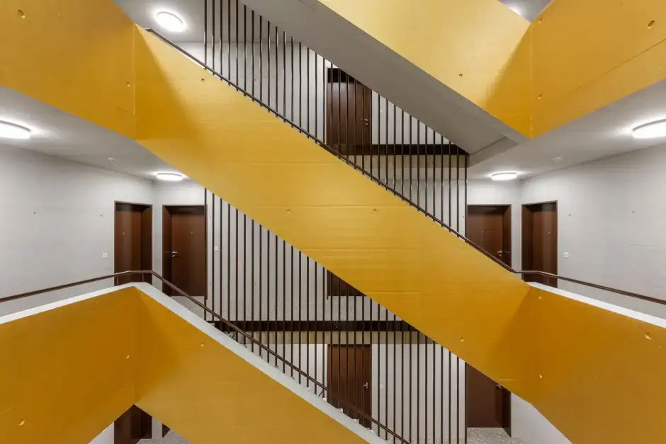 G83 Foto Innen Treppenhaus 04