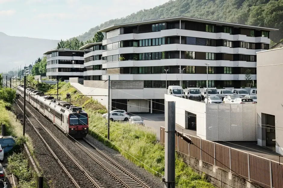 G83 Foto Aussen Gleise