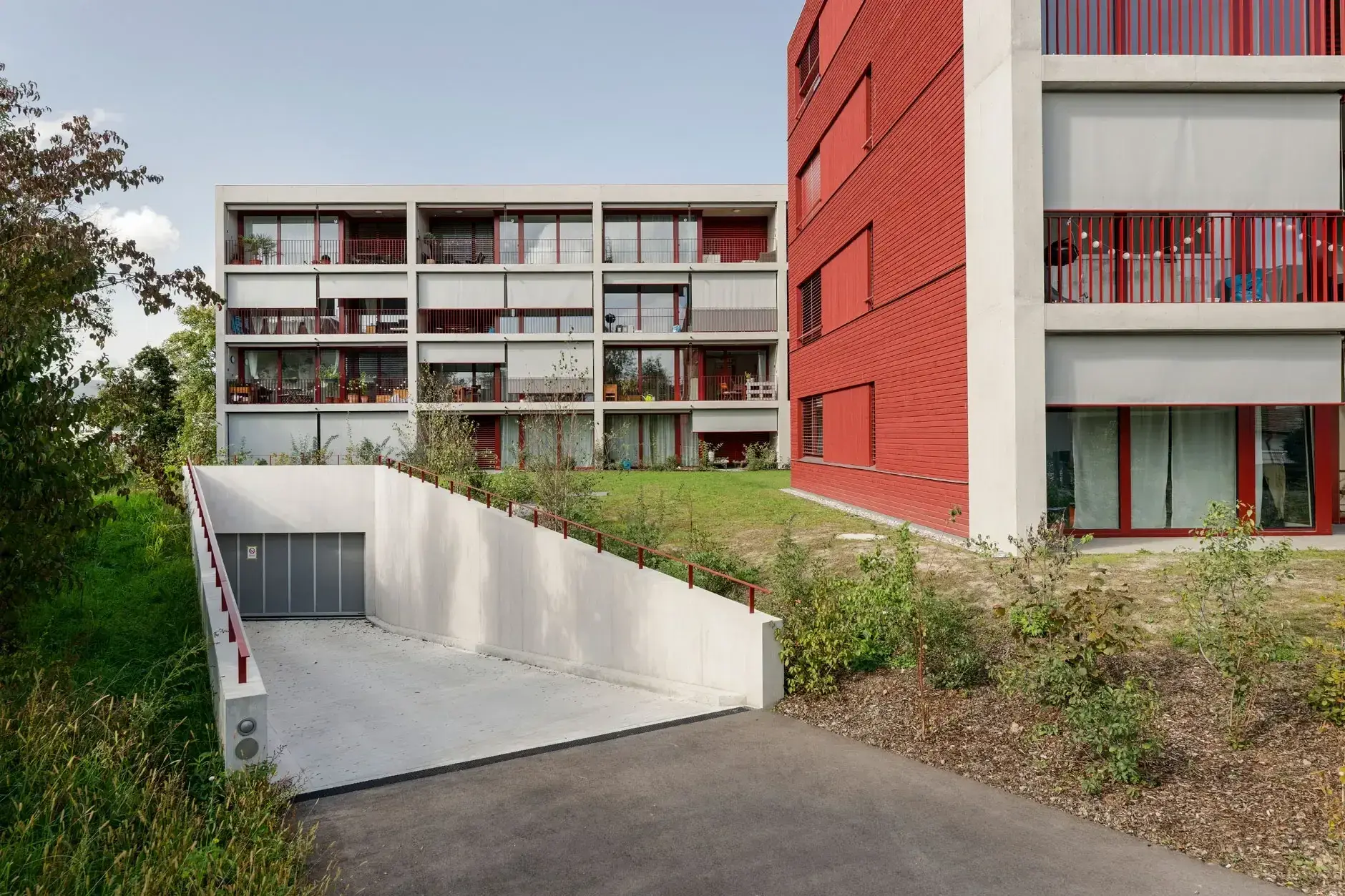 G89 Foto Aussen Einfahrt Einstellhalle 01