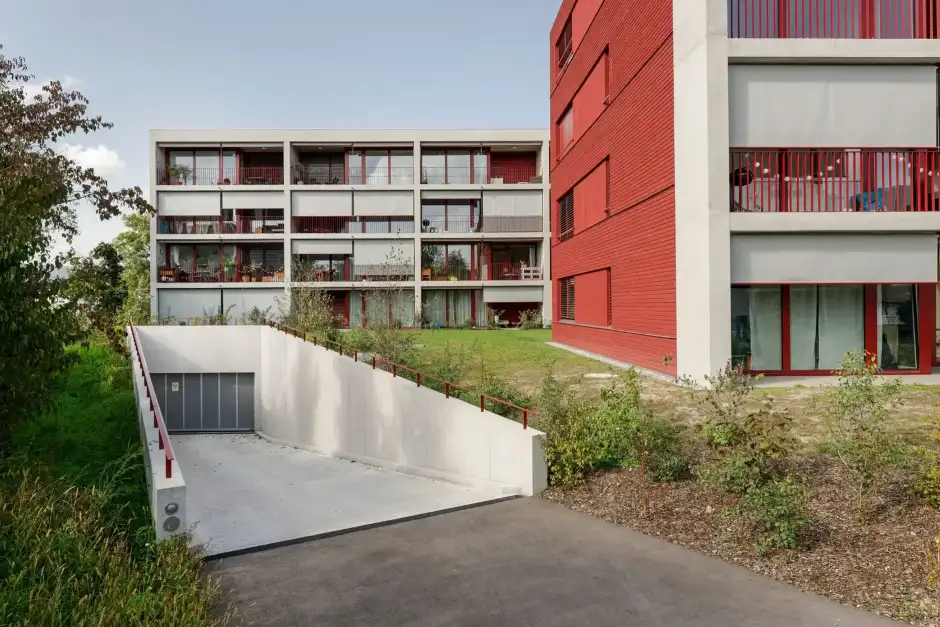 G89 Foto Aussen Einfahrt Einstellhalle 01