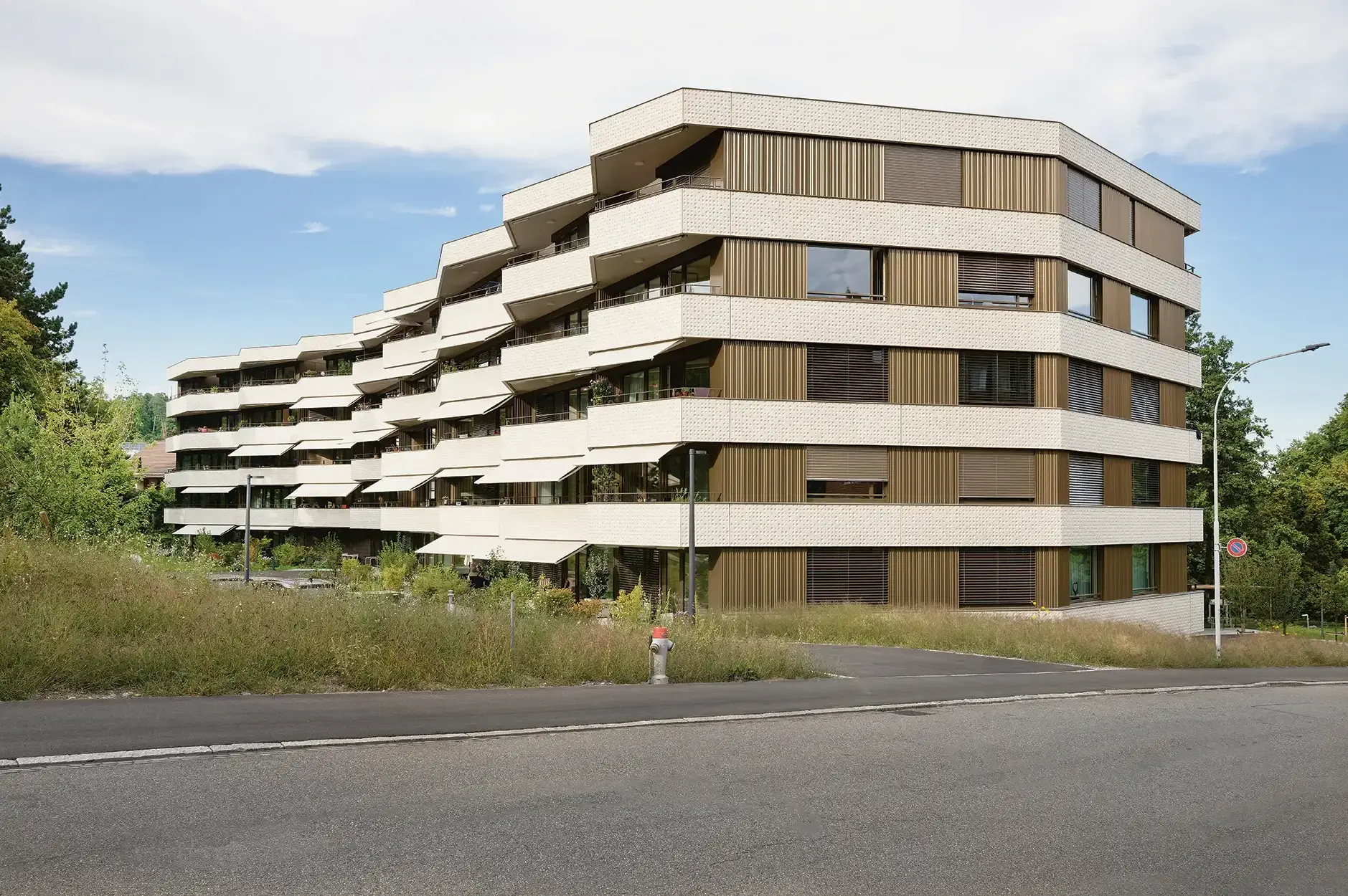 G90 Foto Aussen Zufahrt 01