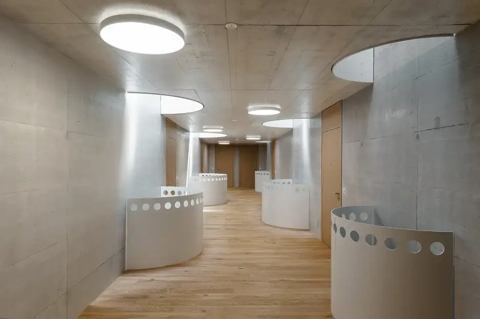 G90 Foto Innen Korridor Oberlicht 02