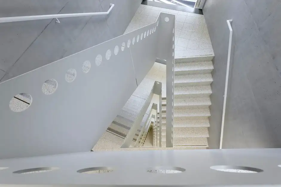 G90 Foto Innen Treppenhaus Treppenauge 02