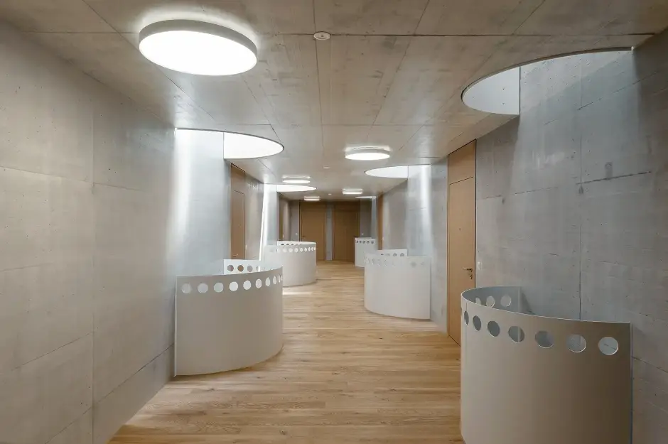 G90 Foto Innen Korridor Oberlicht 02