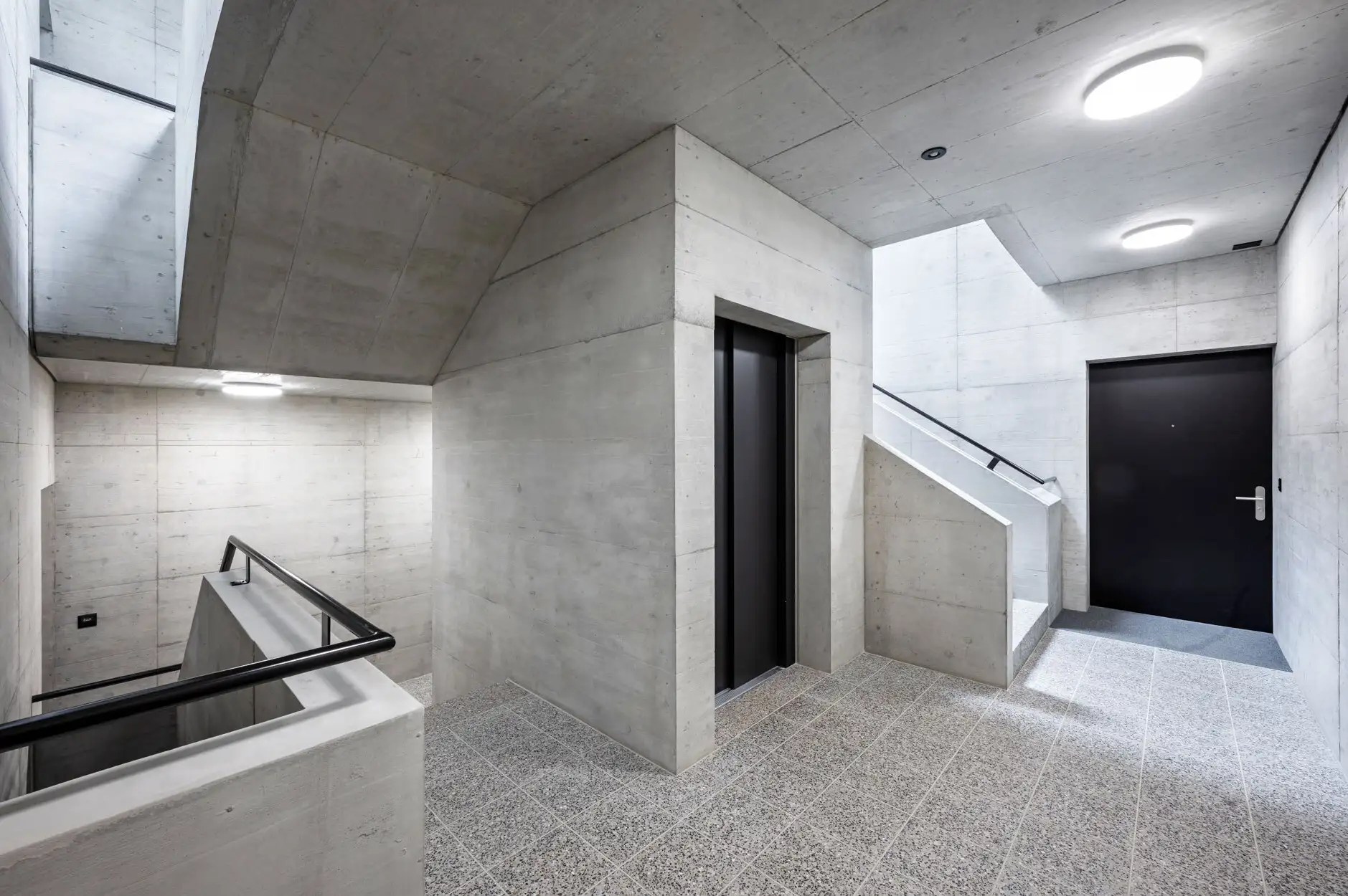 H02 Foto Innen Treppenhaus Lift