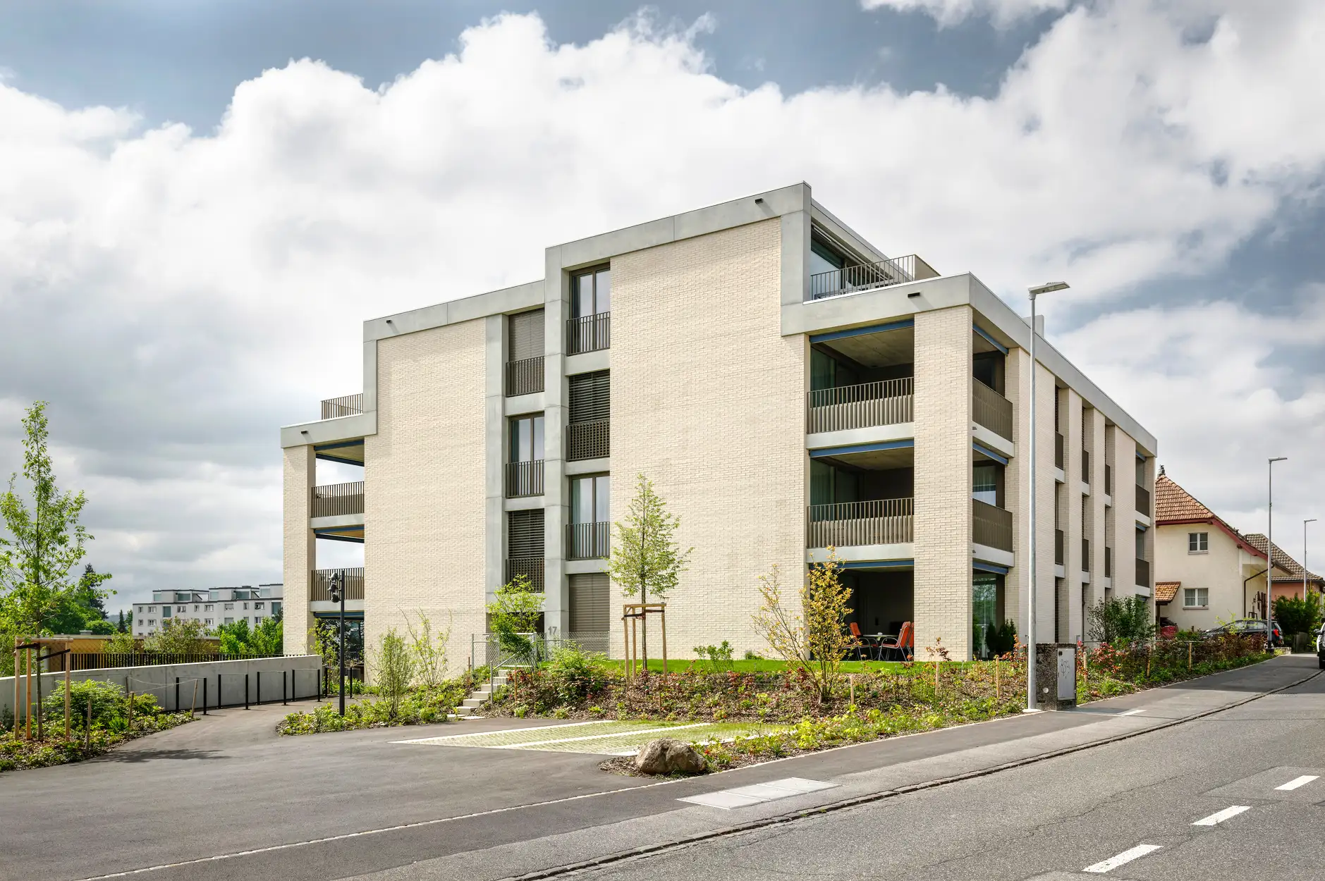 H02 Foto Aussen Parkplatz