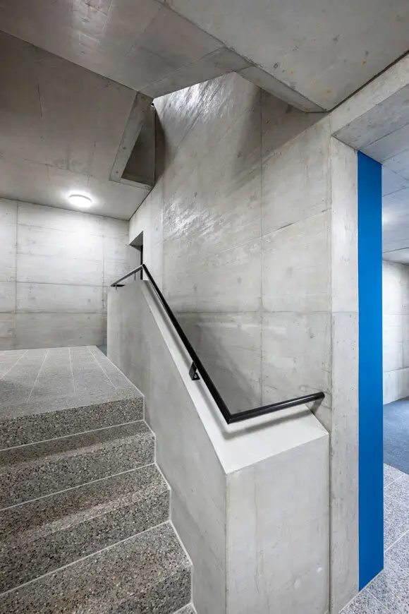 H02 Foto Innen Treppenhaus 01