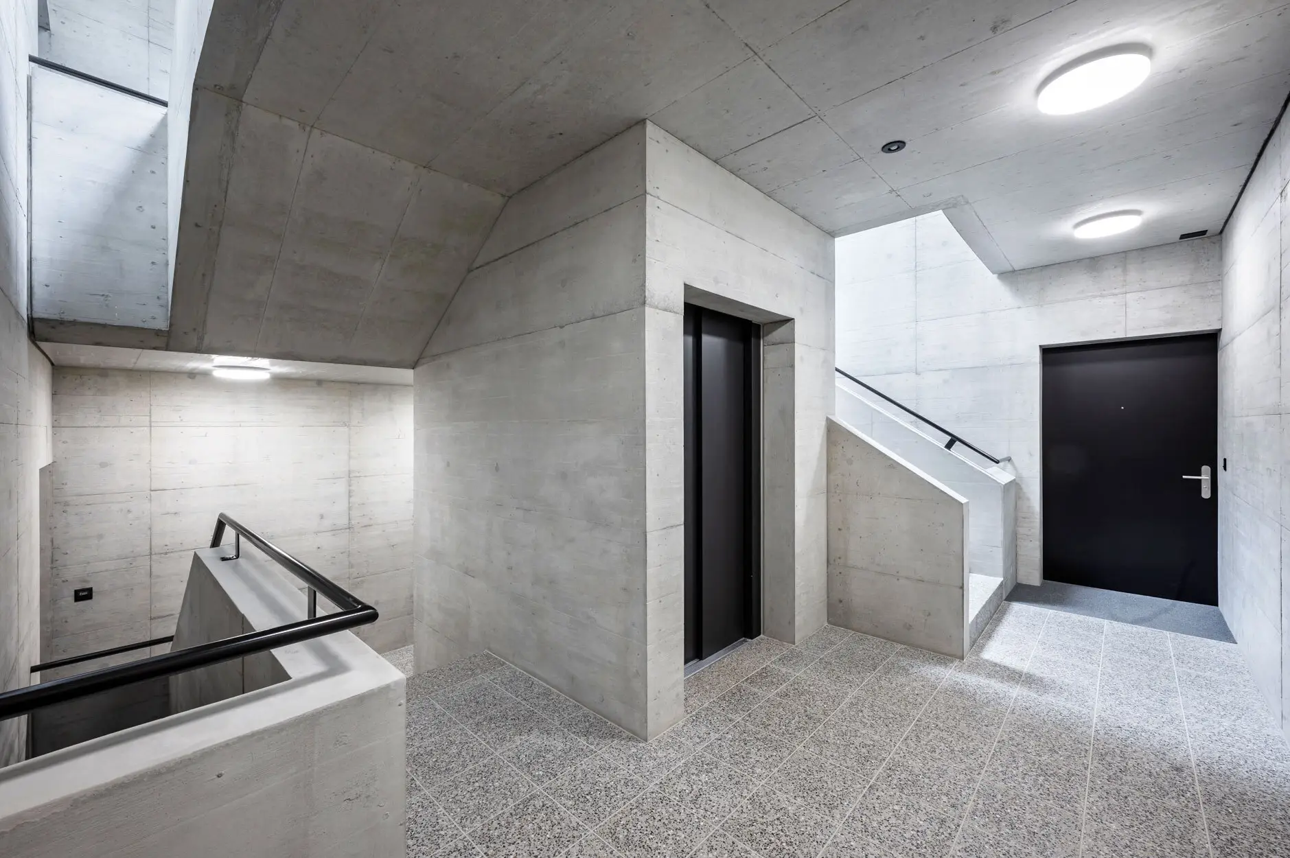 H02 Foto Innen Treppenhaus Lift