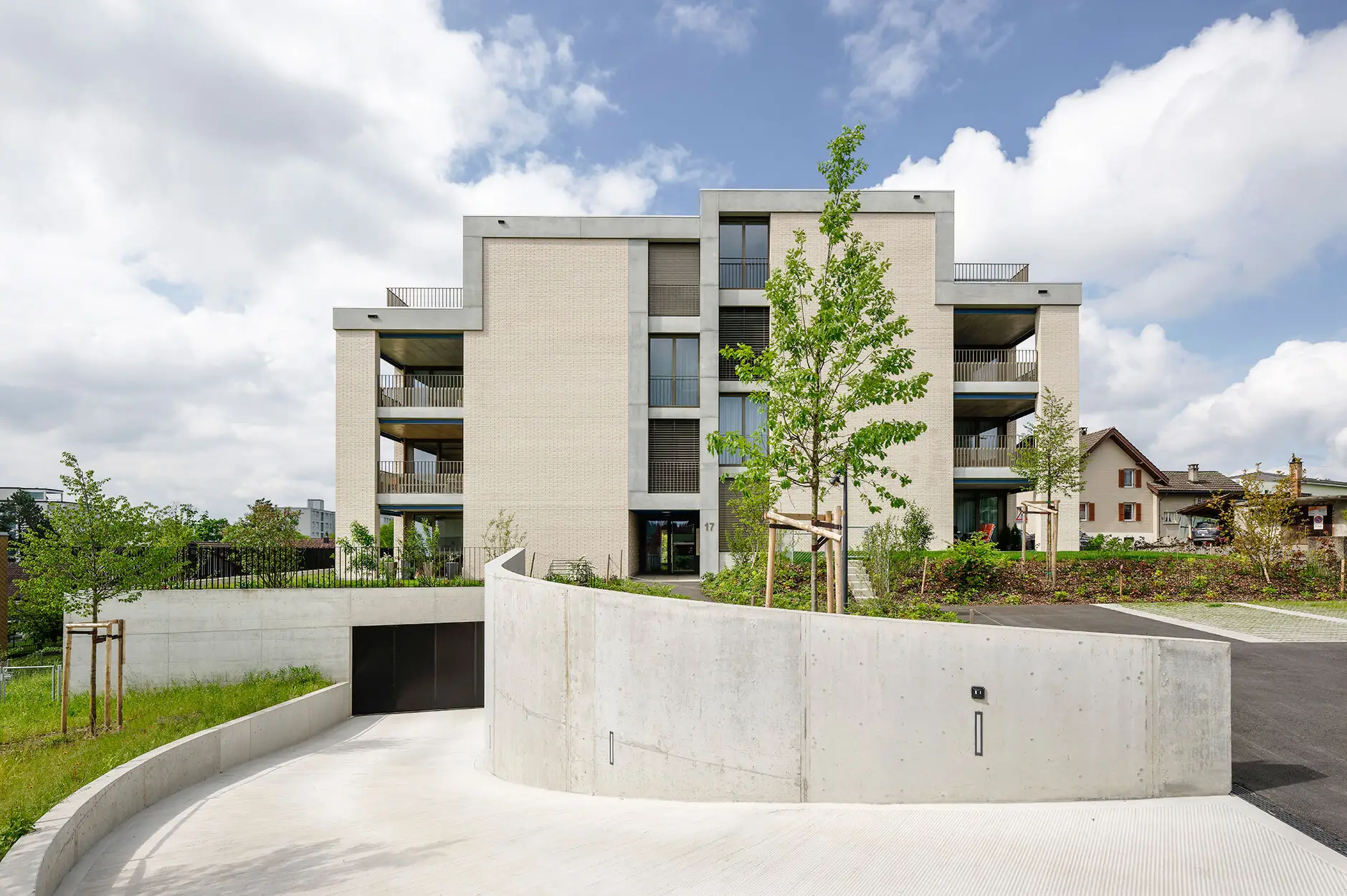 H02 Foto Aussen Einfahrt Tiefgarage