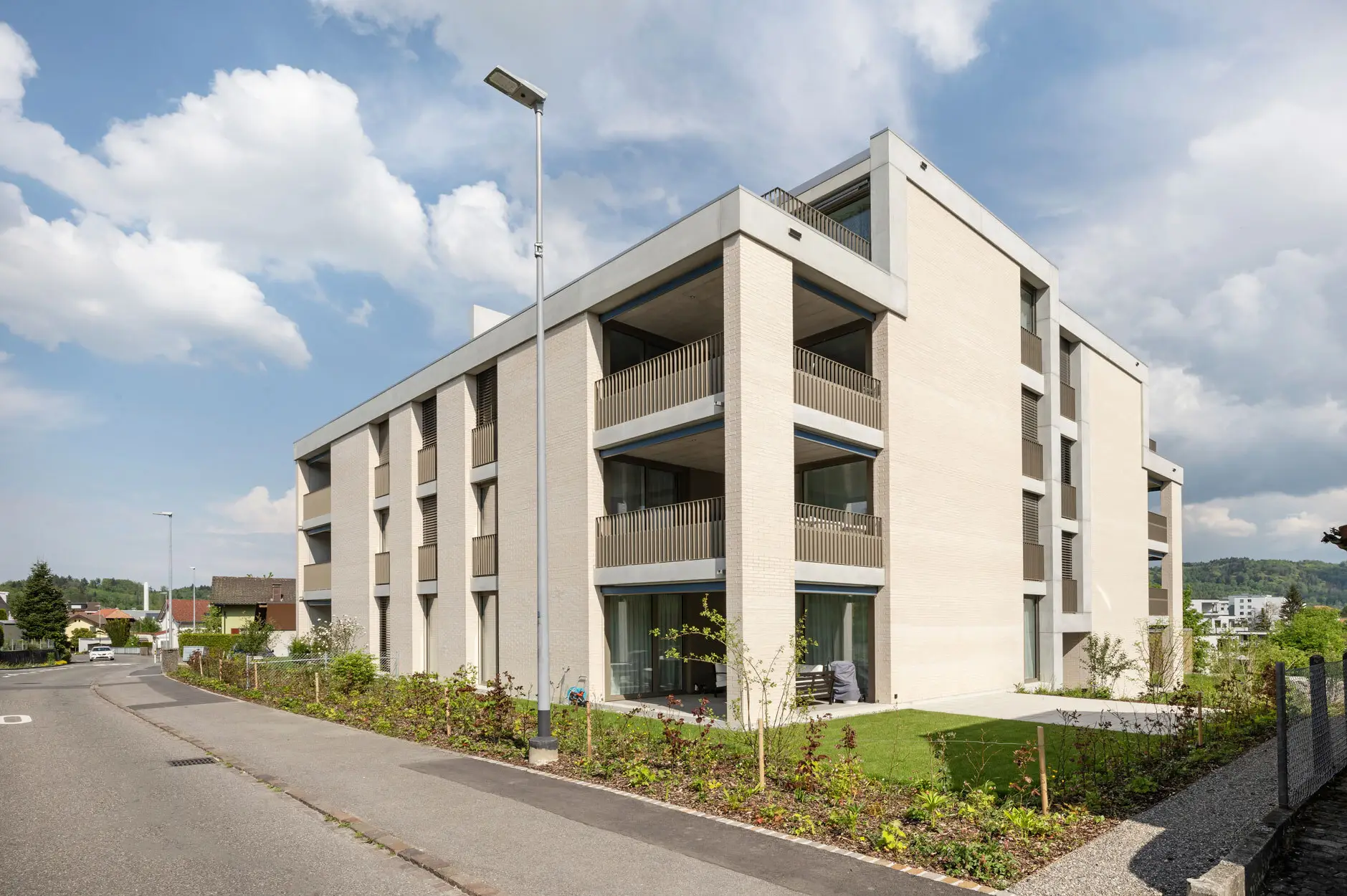 H02 Foto Aussen Strasse