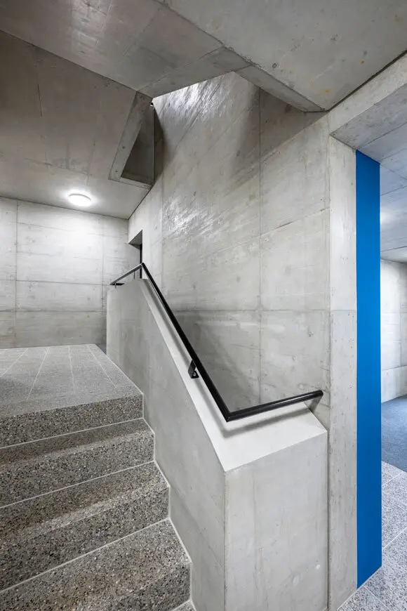 H02 Foto Innen Treppenhaus 01