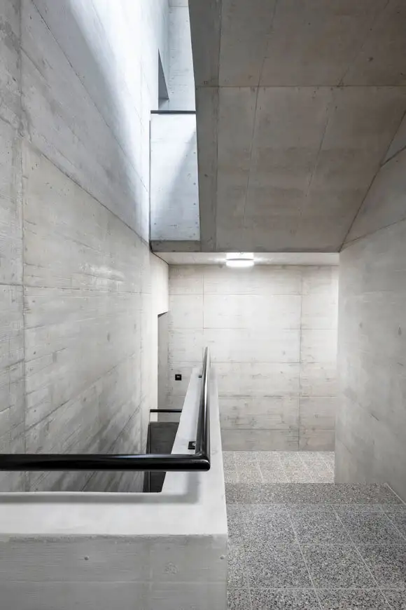 H02 Foto Innen Treppenhaus Treppenauge