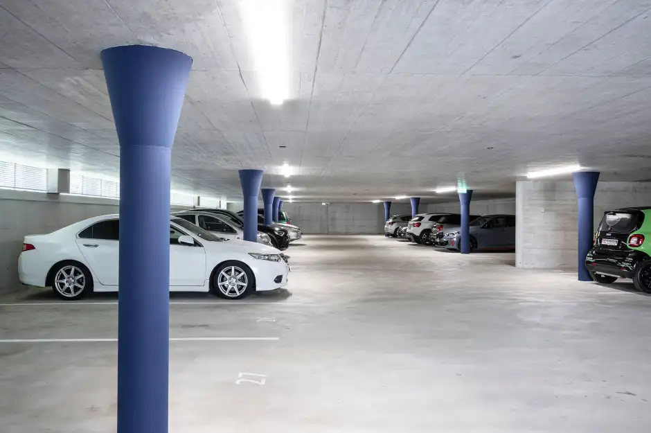 H02 Foto Innen Einstellhalle 02